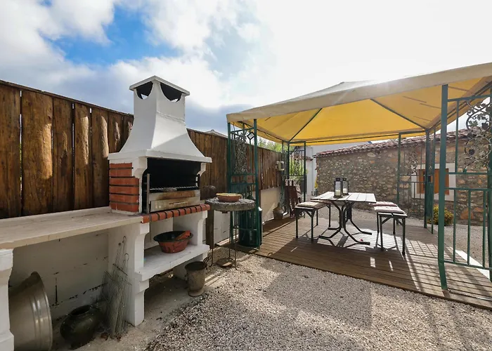 Hébergement de vacances Renovated Wine Press House - With Pool